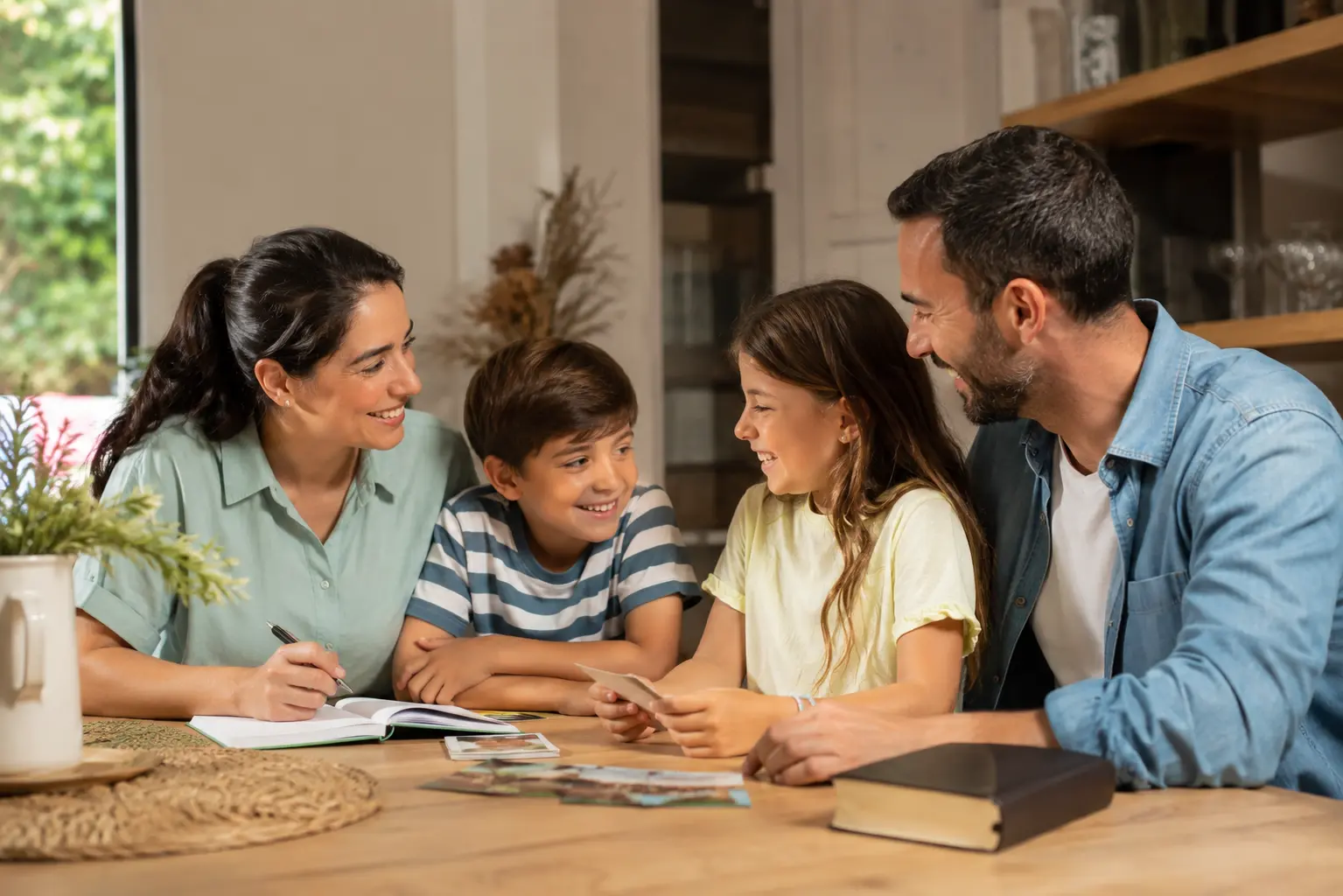 Una familia con niños comparte un momento cotidiano alrededor de la mesa